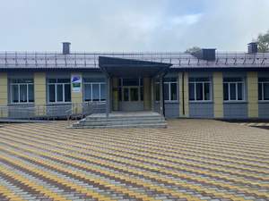Центральный  вход  в  школу